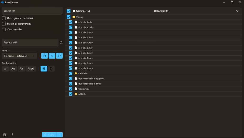 Zrzut ekranu z narzędzia PowerRename w PowerToys, służącego do masowego zmieniania nazw plików. Po lewej stronie widoczne są pola do wprowadzenia tekstu do wyszukania i zastąpienia, opcje użycia wyrażeń regularnych, czułości na wielkość liter oraz wybór zakresu (np. nazwa pliku i rozszerzenie). Po prawej lista 16 plików z katalogów „Videos” i „Captures”, z zaznaczeniem, że nie dokonano jeszcze żadnych zmian nazw (zakładka „Renamed” jest pusta).