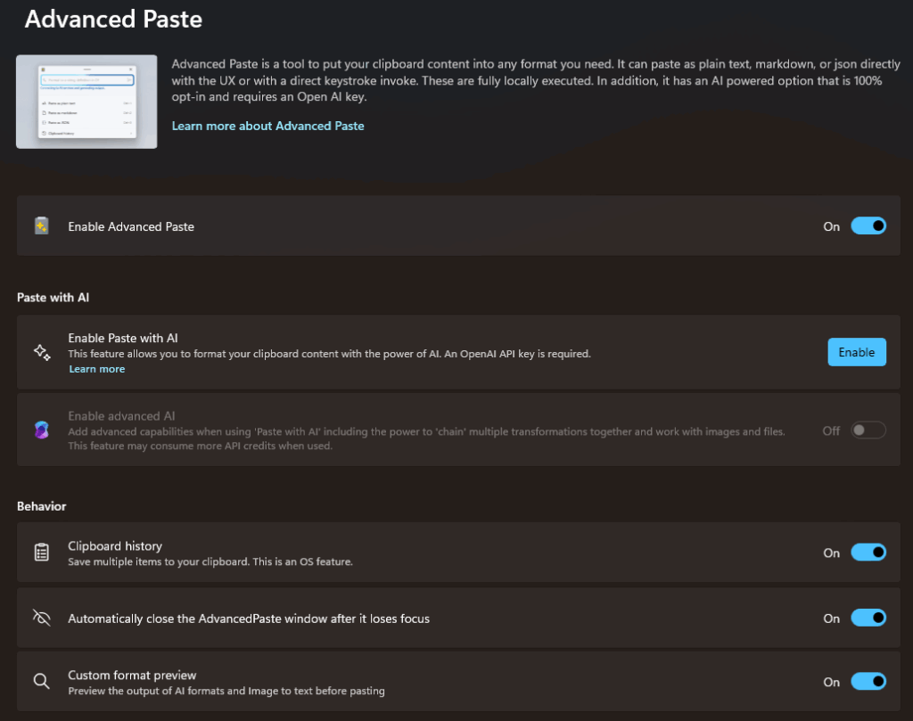 Zrzut ekranu z ustawień modułu Advanced Paste w PowerToys. Funkcja jest włączona, a użytkownik może aktywować opcję „Paste with AI” przy użyciu klucza API OpenAI. Widoczne są też dodatkowe ustawienia, takie jak „Enable advanced AI” (wyłączone), „Clipboard history”, „Automatically close the AdvancedPaste window after it loses focus” oraz „Custom format preview” — wszystkie trzy aktywne. Moduł umożliwia wklejanie tekstu w różnych formatach, np. jako plain text, markdown czy JSON.