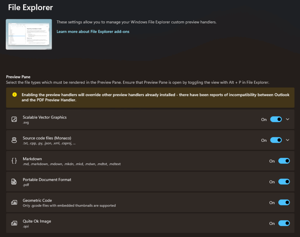 Zrzut ekranu z ustawień dodatków File Explorer w PowerToys. Panel „Preview Pane” umożliwia wybór typów plików obsługiwanych w podglądzie Eksploratora plików. Widoczne są przełączniki dla formatów: SVG, pliki kodu źródłowego (np. .txt, .cpp, .json), Markdown (.md, .markdown, itp.), PDF, Gcode oraz Quite OK Image (.qoi) — wszystkie aktywne. Nad listą znajduje się ostrzeżenie o możliwej niekompatybilności z podglądem PDF i Outlooka po włączeniu tych rozszerzeń.