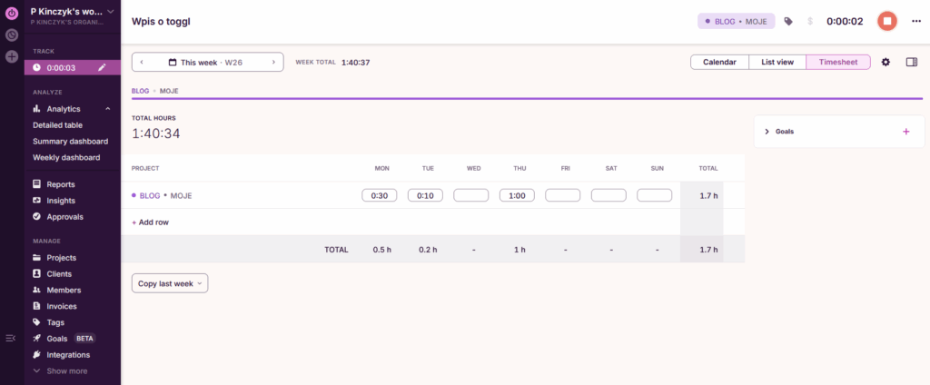rzut ekranu z aplikacji Toggl Track przedstawiający widok „Timesheet” z tygodniowym zestawieniem czasu pracy. Użytkownik śledzi czas dla projektu „BLOG • MOJE”, zarejestrowano łączny czas 1 godzina i 40 minut. Czas został rozłożony na trzy dni tygodnia: poniedziałek (30 min), wtorek (10 min), środa (1 godzina). Po lewej stronie widoczne jest menu nawigacyjne z opcjami takimi jak Analytics, Projects, Clients czy Integrations. W prawym górnym rogu aktywne jest nagrywanie czasu. Interfejs utrzymany w odcieniach fioletu i jasnego różu.