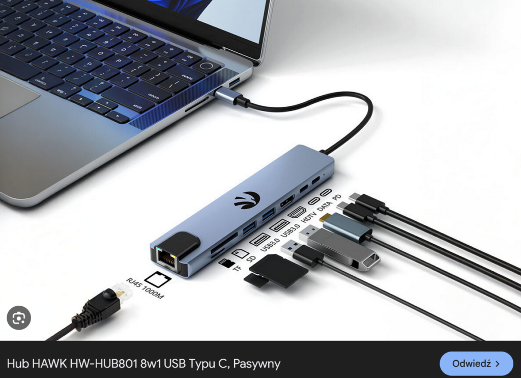 Hub USB-C podłączony do laptopa, umożliwiający rozszerzenie portów o HDMI, USB, Ethernet i czytnik kart do ergonomicznej pracy przy komputerze.