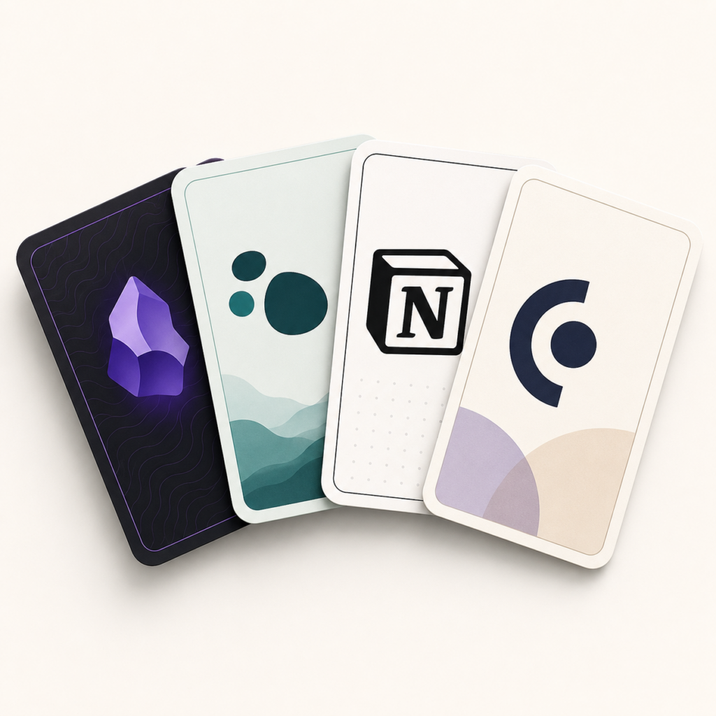 Alternatywy Obsidiana - Cztery kart (jak karty do gry) ułożonych w wachlarz, każda z logo innego narzędzia (Obsidian, Logseq, Notion, Capacities), na neutralnym tle.